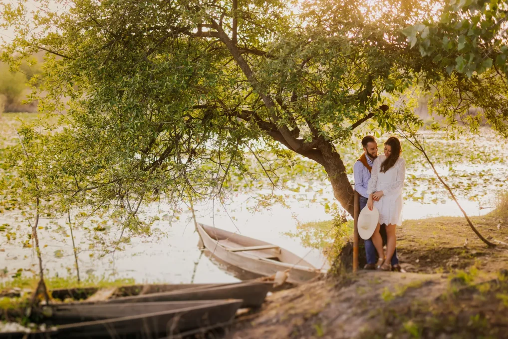 Casal abraçado com luz dourada à beira da Pateira de Fermentelos
