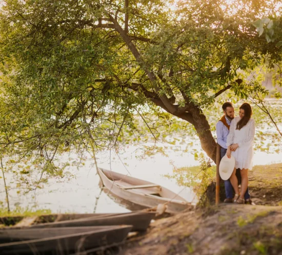 Casal abraçado com luz dourada à beira da Pateira de Fermentelos