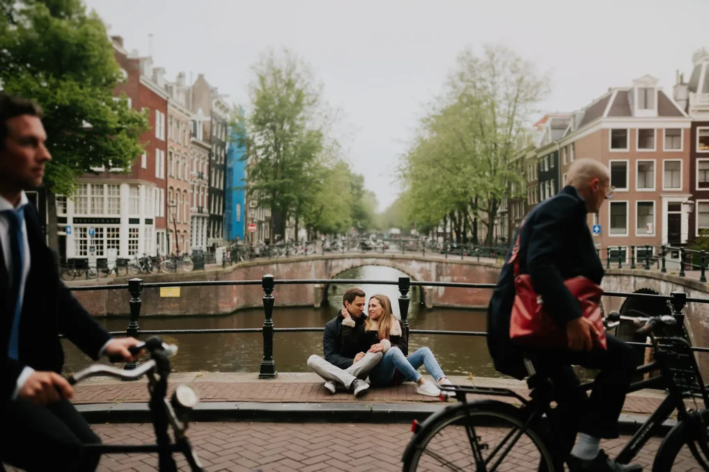cumplicidade casal passeando em amsterdão