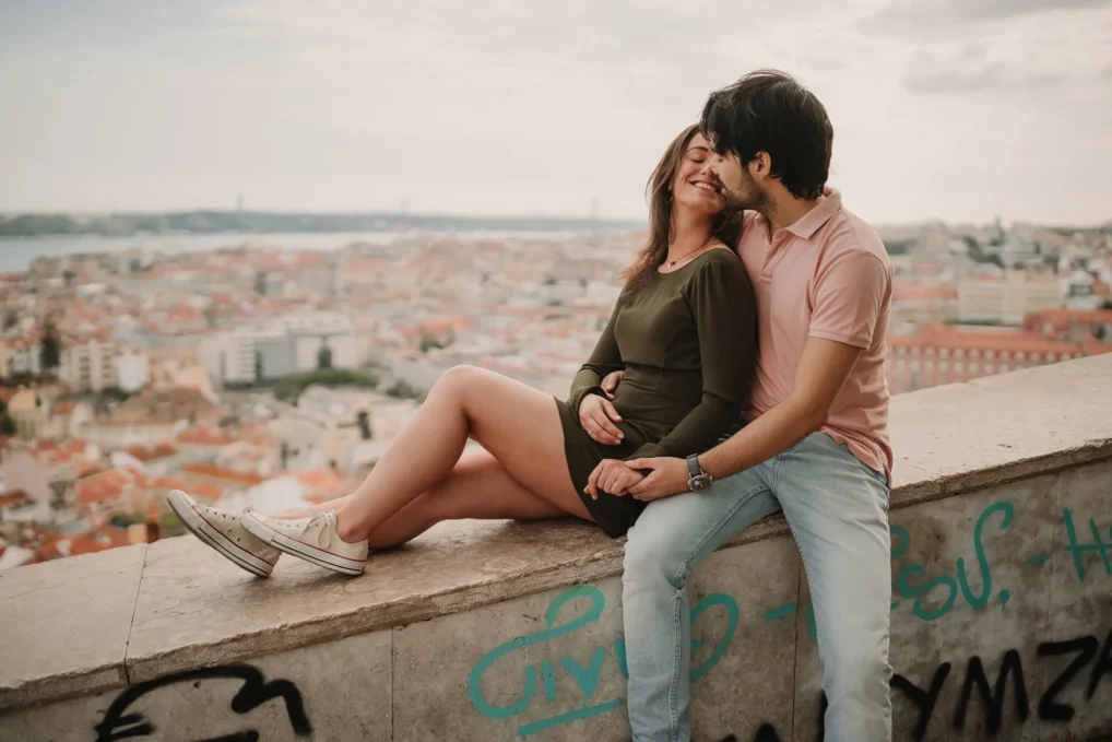 Sessão de Casal Lisboa Miradouro da Graça Momento Romântico