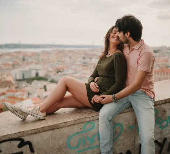 Sessão de Casal Lisboa Miradouro da Graça Momento Romântico